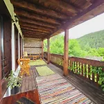 Βίλα панорама хаус и еко къщи дървена и землянка Leshten