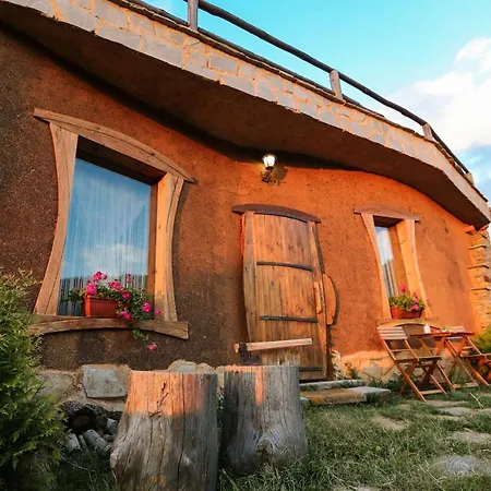 панорама хаус и еко къщи дървена и землянка Лештен