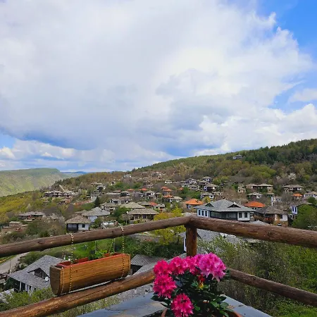 панорама хаус и еко къщи дървена и землянка Вилла Лештен