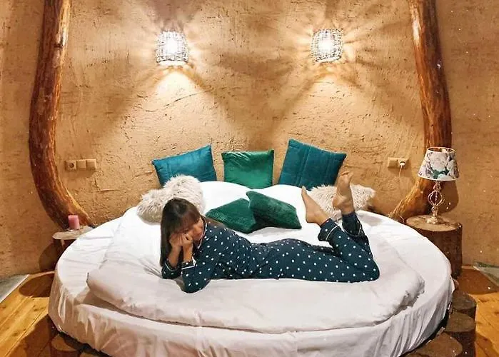 панорама хаус и еко къщи дървена и землянка Лещен