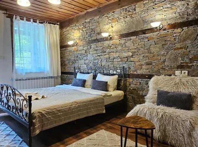 Villa панорама хаус и еко къщи дървена и землянка Leshten