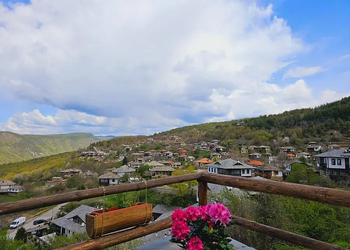 панорама хаус и еко къщи дървена и землянка Луксозна вила Лещен