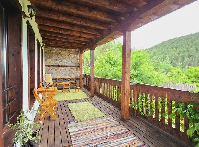 Луксозна вила панорама хаус и еко къщи дървена и землянка Лещен