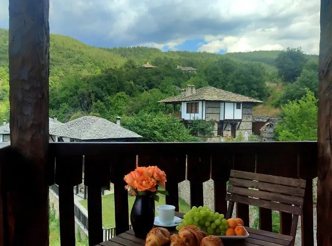 Луксозна вила панорама хаус и еко къщи дървена и землянка Лещен