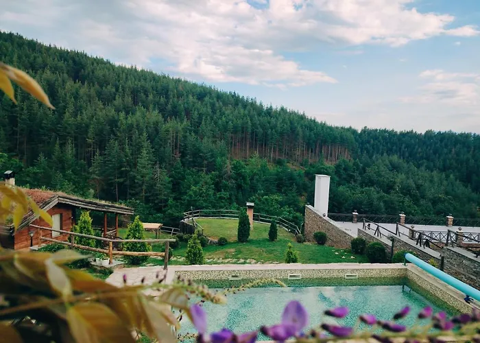 панорама хаус и еко къщи дървена и землянка Лещен